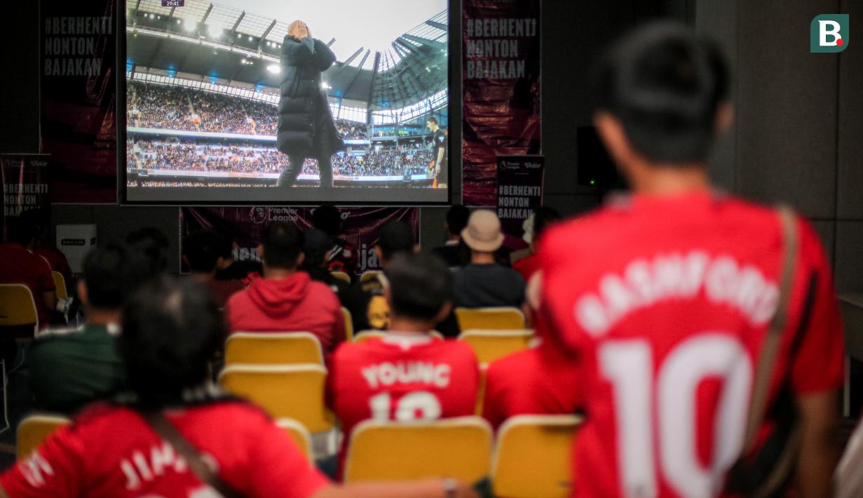 <p>Tayangan layar ekspresi kecewa pelatih Manchester United, Erik ten Hag ketika timnya kebobolan oleh pemain Manchester City saat Roaring Night Liga Inggris yang berlangsung di Hotel IBIS Style, Tanah Abang, Jakarta, Minggu (03/03/2024). (Bola.com/Bagaskara Lazuardi)</p>