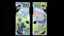 Sebuah gambar pada 22 Mei 2018 menunjukkan uang kertas pecahan 100 rubel baru yang dirancang khusus untuk Piala Dunia 2018 di Moskow. Uang kertas sebesar 100 rubel (setara dengan Rp 23.000) ini secara resmi telah beredar di Rusia. (AFP/Kirill KUDRYAVTSEV)