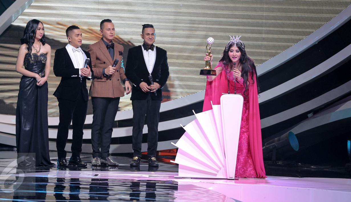 Salah satu peraih penghargaan IDA 2015 memberikan testimoni, Jakarta, Rabu (28/10/2015). IDA 2015 memiliki 8 kategori penghargaan sebagai tanda apresiasi yang berfokus memajukan industri dangdut Indonesia. (Liputan6.com/Faizal Fanani)