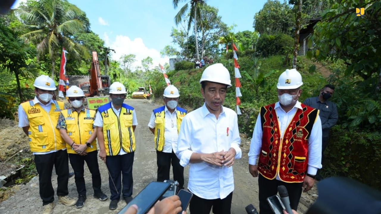 Presiden Joko Widodo (Jokowi) memantau pembangunan infrastruktur konektivitas antar wilayah di Pulau Nias. (Dok Kementerian PUPR)