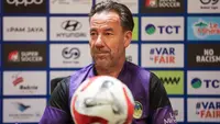 Pelatih PSIM Yogyakarta, Jean-Paul van Gastel. (Bola.com/Abdul Aziz)