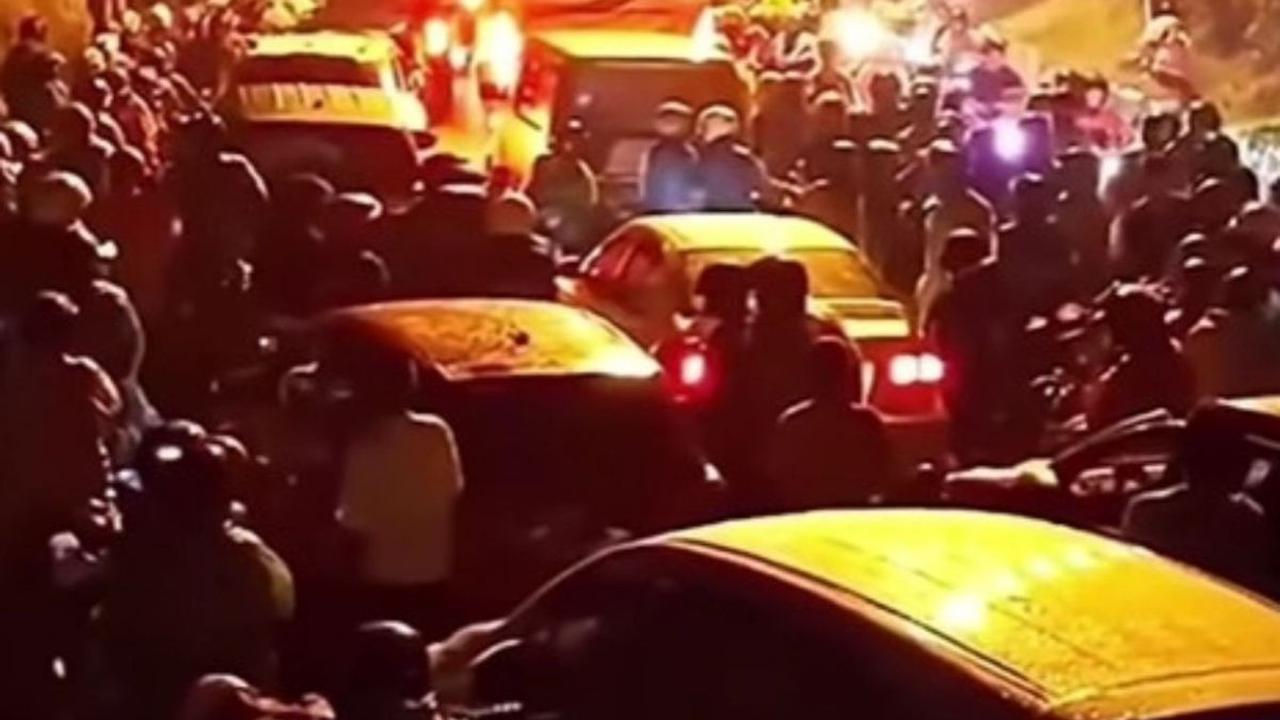 Berdasarkan informasi yang beredar di media sosial, korban merupakan penumpang bus yang terjebak macet selama lebih dari sembilan jam. Foto: Instagram.
