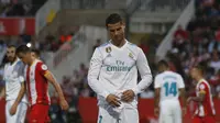 Bintang Real Madrid Cristiano Ronaldo tertunduk lesu setelah beberapa kali gagal menjebol gawang Girona dalam lanjutan Liga Spanyol di Estadi Municipal de Montilivi, Minggu (29/10/2017). Real Madrid kalah 1-2. (AP Photo/Manu Fernandez)