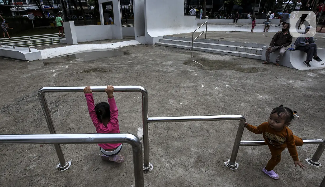 Anak-anak bermain di Taman Puring, Jakarta, Sabtu (3/4/2021). Taman Puring menjadi salah satu tempat alternatif liburan warga di tengah masa Pandemi COVID-19 dan liburan panjang akhir pekan yang bertepatan dengan libur Hari Raya Paskah. (Liputan6.com/Johan Tallo)