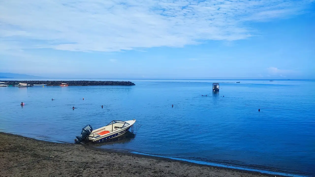 Pantai Karangria menjadi lokasi wisata yang murah dan terjangkau bagi warga Manado dan sekitarnya.