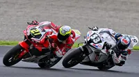 Adenanta Putra (kiri) saat bersaing di ajang ARRC Jepang 2025. (Astra Honda)