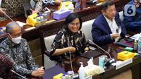 Menteri Keuangan Sri Mulyani (tengah) bersama Menteri PPN/Kepala Bappenas Suharso Monoarfa (kanan) saat rapat kerja dengan Komisi XI DPR di Jakarta, Rabu (8/6/2022). Rapat tersebut terkait pengambilan keputusan mengenai asumsi dasar dalam pembicaraan pendahuluan RAPBN Tahun Anggaran 2023. (Liputan6.com/Angga Yuniar)