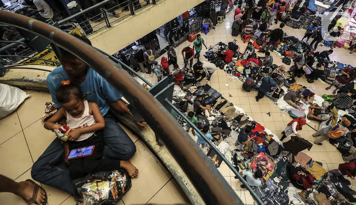<p>Para pembeli memilih pakaian di Pasar Cipulir, Jakarta Selatan, Rabu (27/4/2022). Peningkatan pembelian pakaian di Pasar Cipulir terjadi karena banyak pedagang maupun warga yang berbelanja lebih awal untuk mengantisipasi keramaian mendekati Idul Fitri. (Liputan6.com/Johan Tallo)</p>