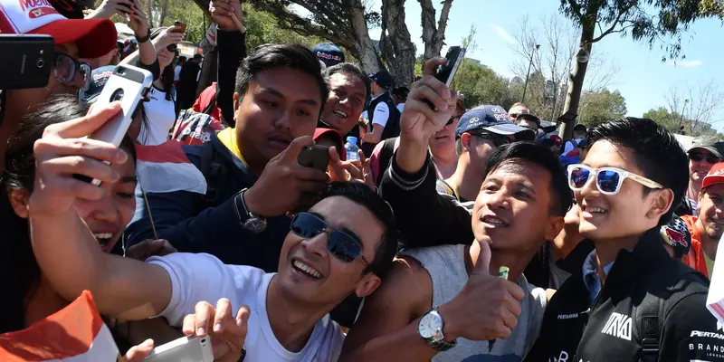 20160320-Jelang Debut F1, Rio Haryanto Diajak Selfie Penggemar-Australia