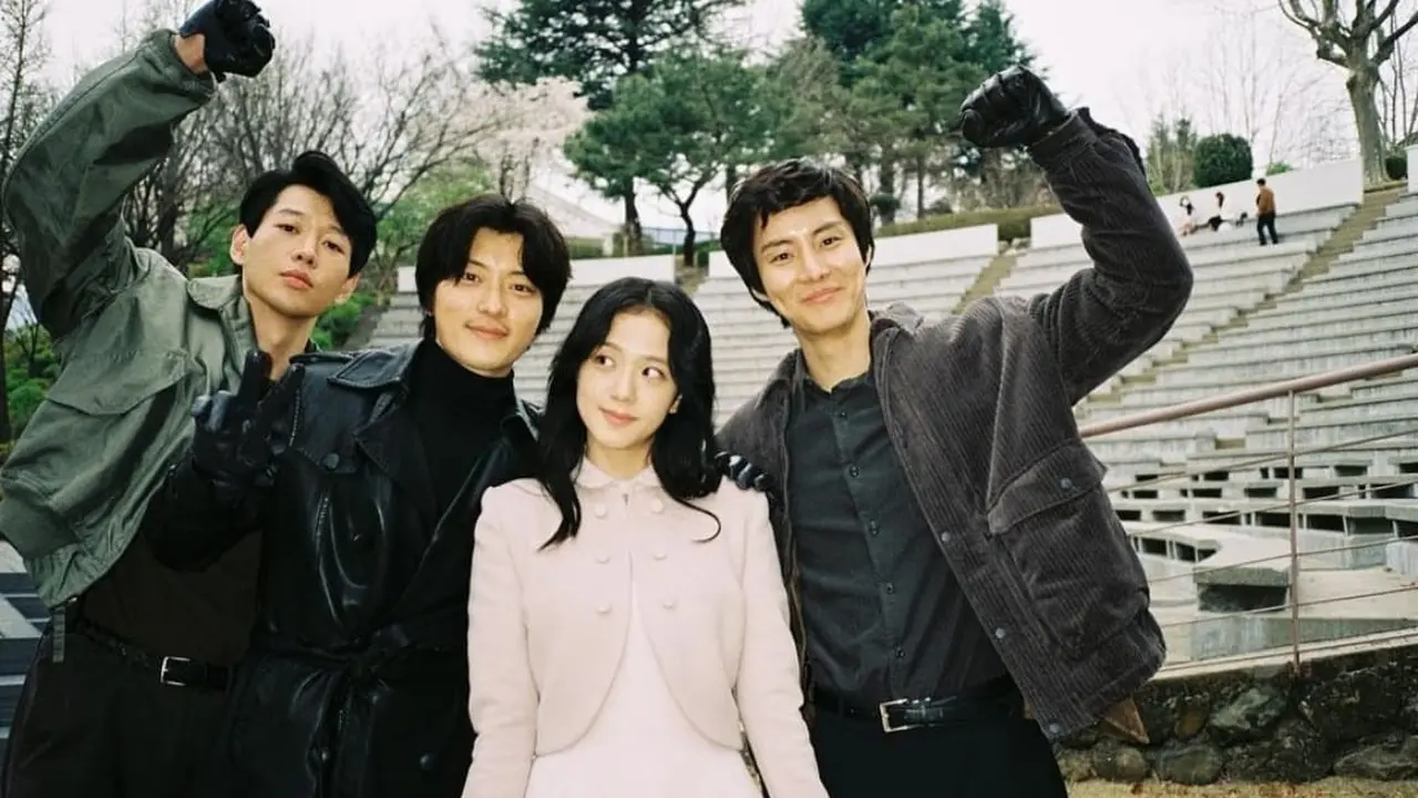 Jisoo (Instagram/sooyaaa__)