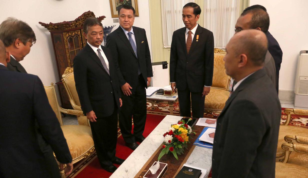 Delegasi FIFA-AFC saat bertemu Presiden Joko Widodo (tengah) di Istana Negara, Jakarta, Senin (2/11/2015). (Bola.com / Nicklas Hanoatubun)