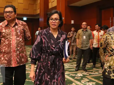 Menkeu Sri Mulyani Indrawati (tengah) jelang memberikan keterangan terkait hasil Tax Amnesty tahap I di Kemenkeu, Jakarta, Jumat (14/10). Kemenkeu berencana mendata jumlah PNS yang ada di Indonesia. (Liputan6.com/Angga Yuniar)