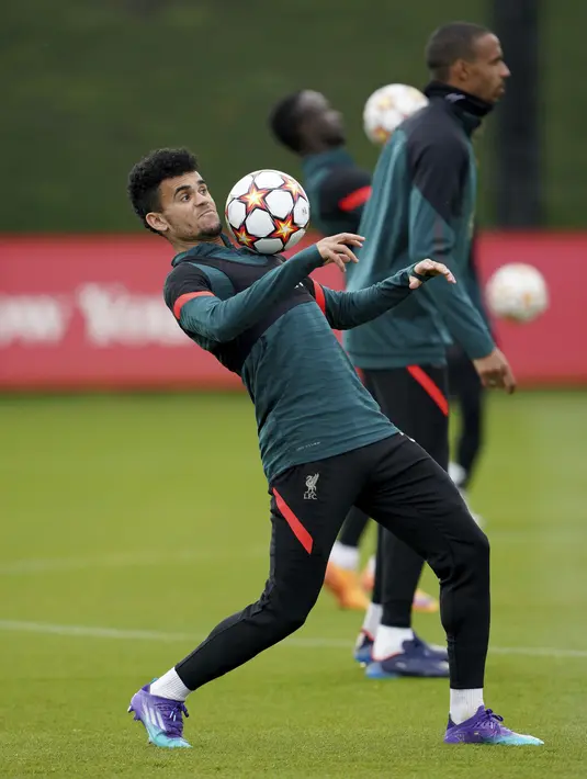 <p>Penyerang Liverpool, Luiz Diaz mengontrol bola saat mengikuti sesi latihan di AXA Training Centre, Liverpool, Inggris, Selasa (26/4/2022). Liverpool akan bertanding melawan wakil Spanyol, Villarreal pada leg pertama semifinal Liga Champions di Stadion Anfield, Kamis (28/4/2022) dini hari WIB. (Peter Byrne/PA via AP)</p>