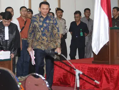 Terdakwa Basuki Tjahaja Purnama atau Ahok memasuki ruang sidang di Gedung Kementerian Pertanian, Jakarta, Selasa (4/4). Agenda sidang ke-17 yakni pemeriksaan terdakwa dan barang bukti dari JPU dan tim kuasa hukum Ahok (Liputan6.com/Immanuel Antonius)
