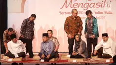 Wapres Jusuf Kalla (tengah) didampingi Ketua Himbara Maryono dan Menteri BUMN Rini M Soemarno dalam acara buka puasa bersama anak yatim di JCC, Jakarta, Kamis (15/06). Kegiatan ini mengundang 3.500 anak yatim.  (Liputan6.com/Fery Pradolo)