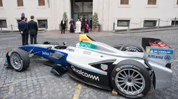 Paus Fransiskus bersiap memberkati mobil balap listrik Formula E di Vatikan (11/4). (AFP Photo/Media Vatikan)