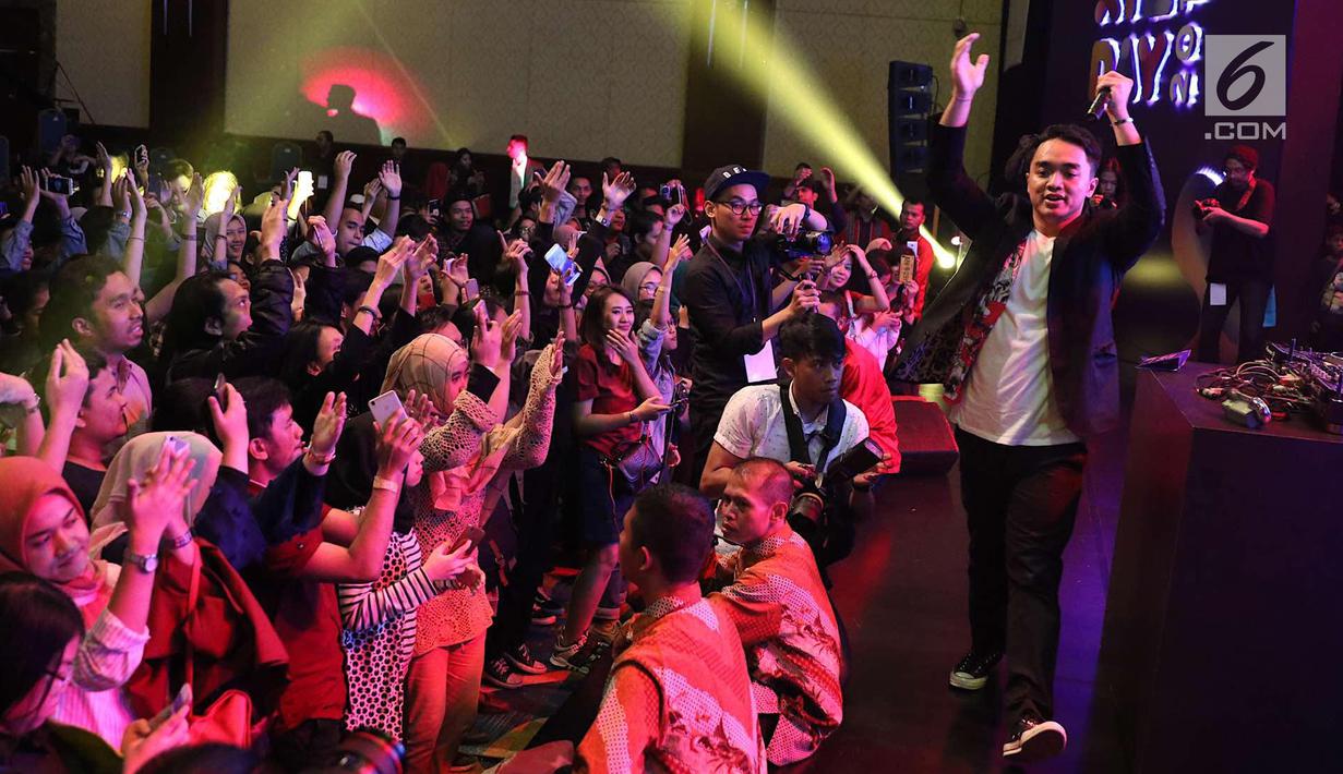 Aksi Dipha Barus menutup panggung XYZ Day Creator Award 2018  di Senayan City, Jakarta, Rabu (25/4). Meski sudah berlangsung sejak pagi, kehadiran Dipha Barus sangat dinantikan oleh pengunjung. (Liputan6.com/Immanuel Antonius)
