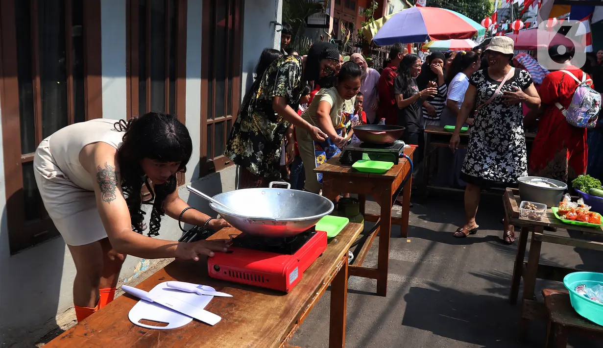Sejumlah peserta mengikuti lomba masak dalam rangka memeriahkan HUT ke-78 RI. (Liputan6.com/Angga Yuniar)