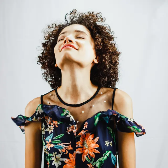 Tampilan Rambut Keriting Lebih Manis di Hari Natal