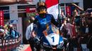 Aldi Satya Mahendra membawa bendera merah putih dan disambut dengan meriah usai dirinya merengkuh titel juara dunia WorldSSP300 2024 di Sirkuit Jerez, Minggu (20/10/2024) sore WIB. (Instagram Aldi Satya Mahendra)