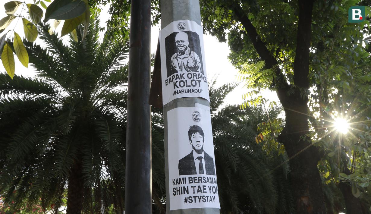 Bersamaan itu juga terdapat poster Shin Tae-yong dengan kalimat dukungan Tagar STY Stay. (Bola.com/M Iqbal Ichsan)