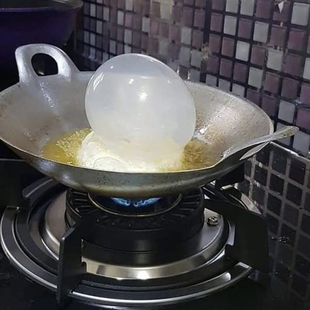 6 Potret Telur Mata Sapi Terendam Minyak Ini Bikin Senyum Kecut