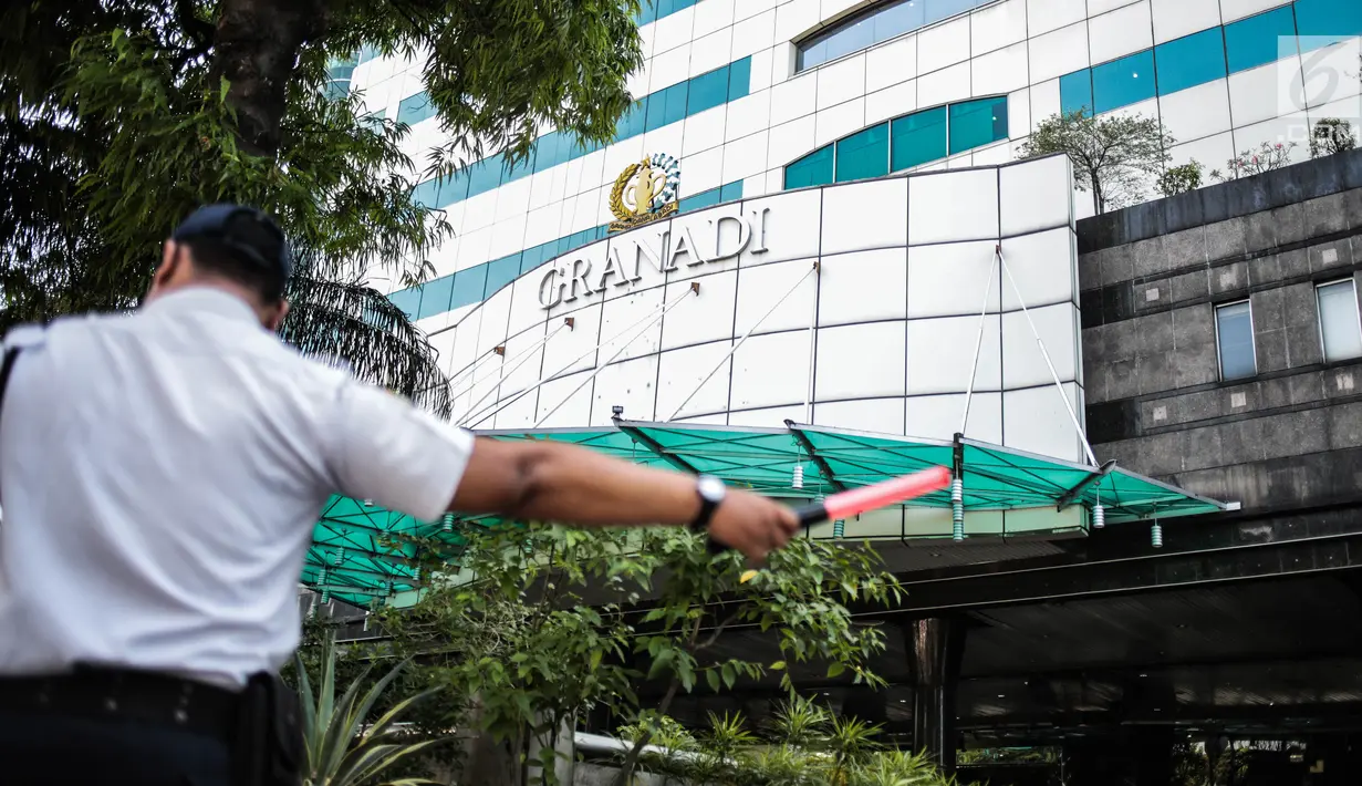 Petugas keamanan berjaga jelang penyitaan aset oleh Pengadilan Negeri Jakarta Selatan di Gedung Granadi, Jalan HR Rasuna Said, Senin (17/12). Penyitaan dilakukan buntut dari penyelewengan uang negara oleh Yayasan Supersemar. (Liputan6.com/Faizal Fanani)