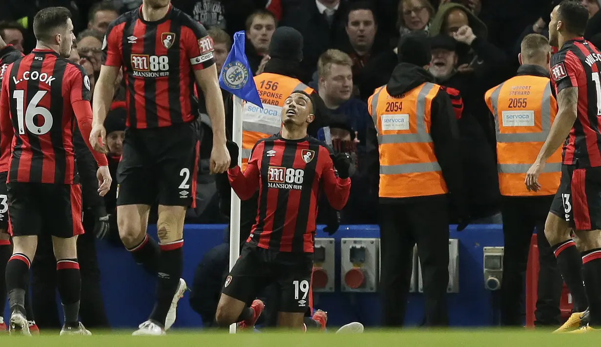 Pemain Bournemouth, Junior Stanislas (tengah) saat merayakan golnya ke gawang Chelsea pada lanjutan Premier League di Stamford Bridge, London, (31/1/2018). Chelsea kalah 0-3. (AP/Tim Ireland)