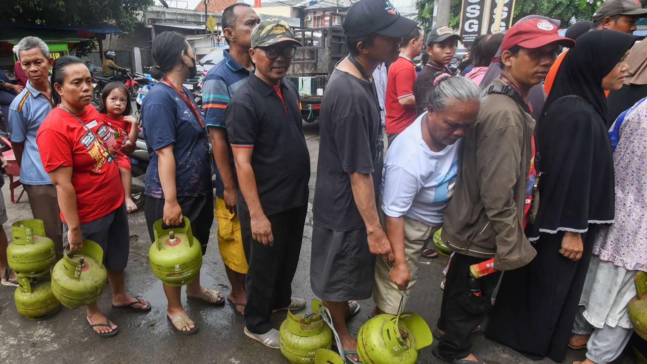 Antrean pembeli gas 3 kg