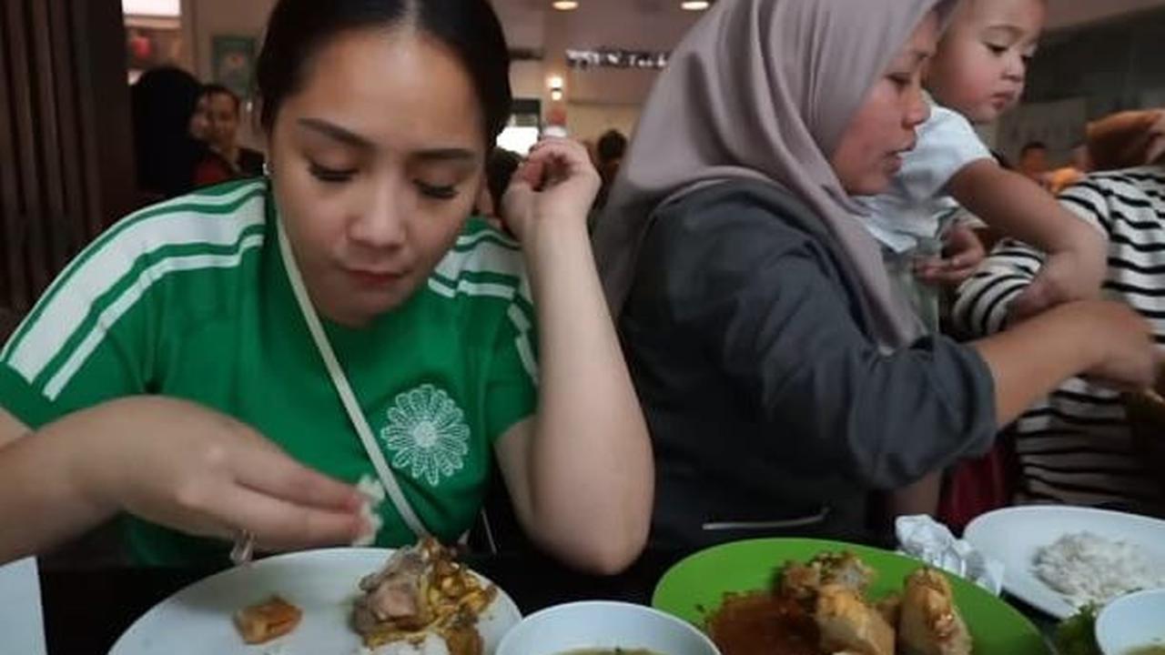Saat Nagita asyik makan, Sus Rini meminta izin untuk menyuapi Rayyanza dengan ikan asin. Dengan santai anak dari pengusaha tajir melintir Rieta Amilia itu mengizinkannya namun tak banyak.