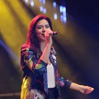 "Kita ada kalanya berusaha, sampai satu titik ngerasa udah maksimal. Dan titik itu yang harus ditemukan. Karena sangat lain antara terus berusaha dan tetap memaksa," ujar Raisa yang selanjutnya melantunkan Usai Di Sini. (Galih W. Satria/Bintang.com)