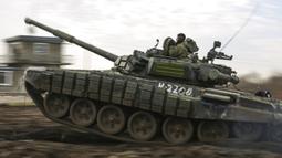 Tank Rusia berguling saat latihan militer di tempat latihan Molkino, Krasnodar, Rusia, 14 Desember 2021. Rusia dilaporkan menumpuk pasukannya dekat perbatasan dengan Ukraina yang memicu kekhawatiran akan kemungkinan invasi. (AP Photo)