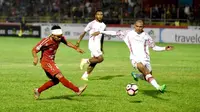 Riko Simanjuntak menjadi pujaan baru bagi suporter Semen Padang setelah tampil memikat sejak diboyong dari Persegres Gresik United musim lalu. (Bola.com/Arya Sikumbang)