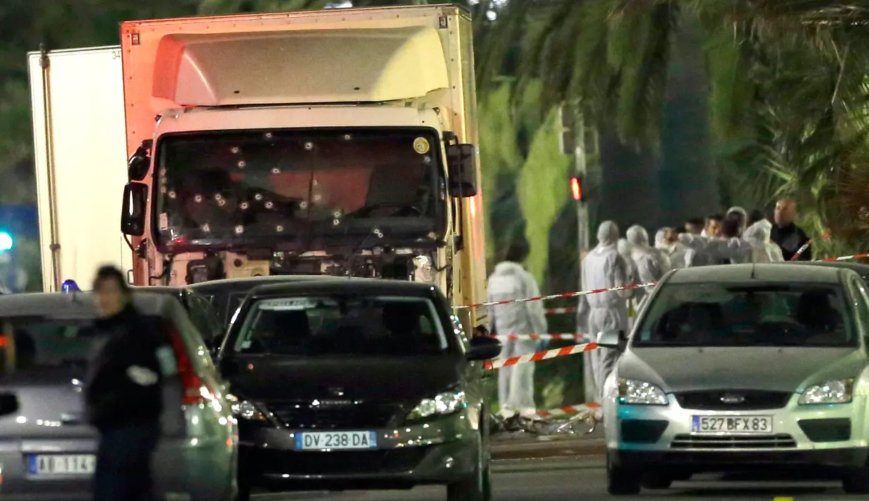 Pada 14 Juli 2016, Sebuah truk melaju kencang dan menghantam kerumunan warga yang sedang melihat kembang api untuk memperingati Bastille Day di kota Nice, Prancis hingga menewaskan 86 orang. (AP Photo/Claude Paris)
