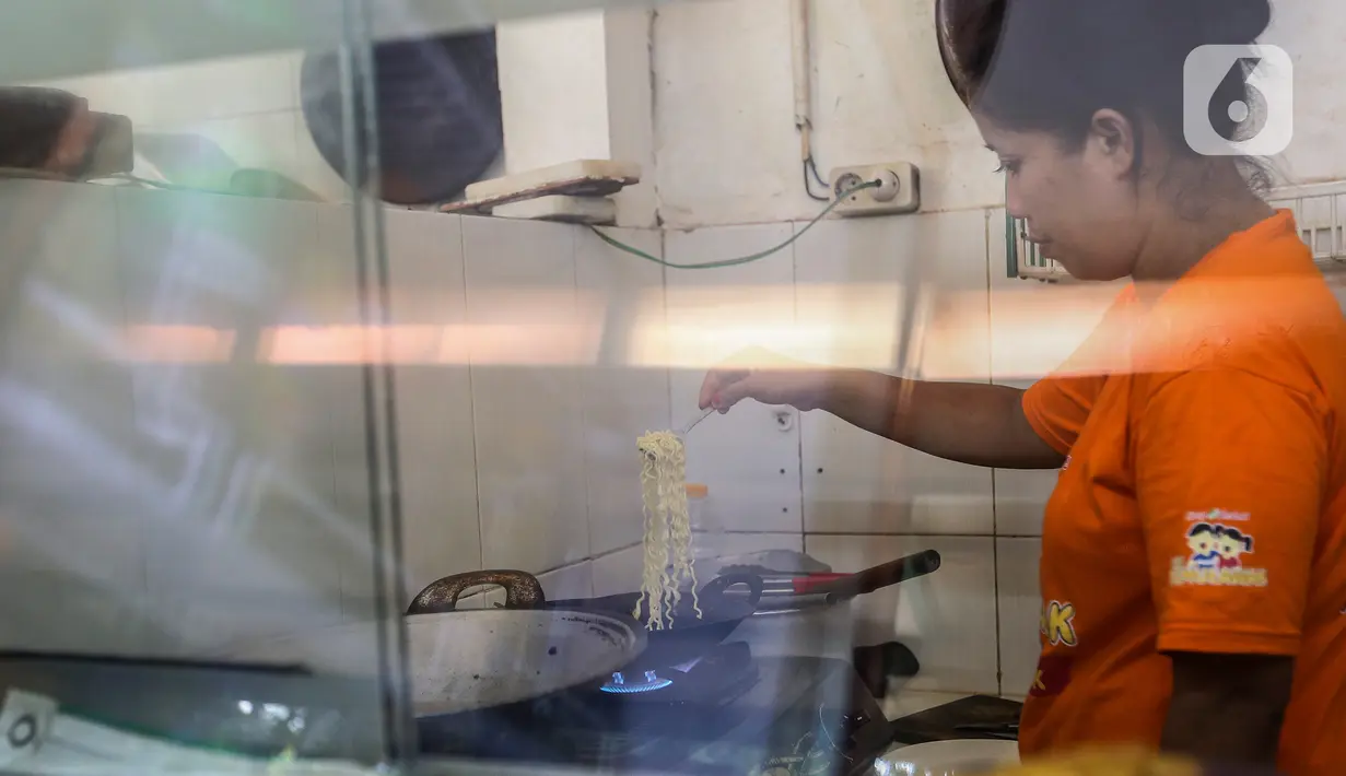 Pedagang membuat mi instan yang dipesan pembeli di warung kopi (Warkop), Jakarta, Kamis (11/8/2022). Perang yang terjadi antara Rusia dan Ukraina berdampak pada naiknya harga mi instan. (Liputan6.com/Johan Tallo)