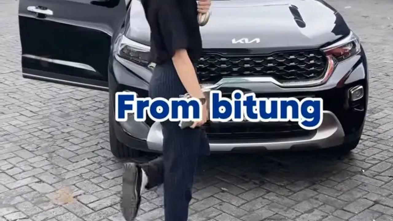 7 Potret Harini Sondakh Pulang Kampung Manado, Rela Bawa Mobilnya Pakai Kargo