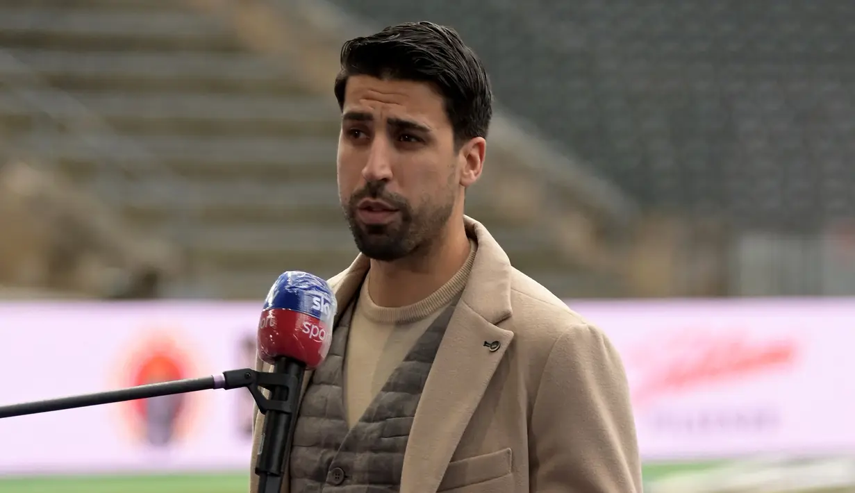 Pada 19 Mei 2021 lalu lewat akun instagramnya, Sami Khedira mengumumkan akan pensiun di akhir musim ini bersama tim yang kini dibelanya, Hertha Berlin. Rentetan cedera disinyalir jadi salah satu alasan. Berikut deretan prestasi apik sang gelandang. (AFP/Soeren Stache/Pool)