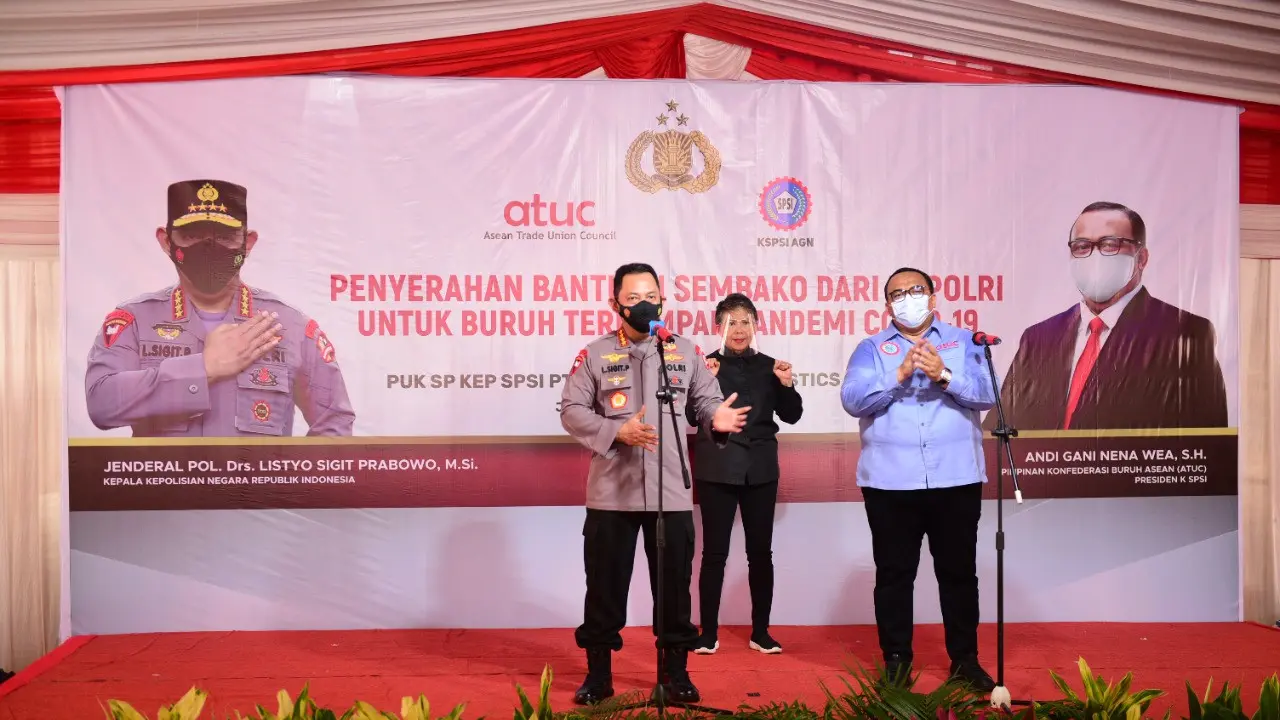 KSPSI menggelar penyerahan bantuan sembako untuk buruh terdampak Covid-19 bersama Kepolisian Republik Indonesia.