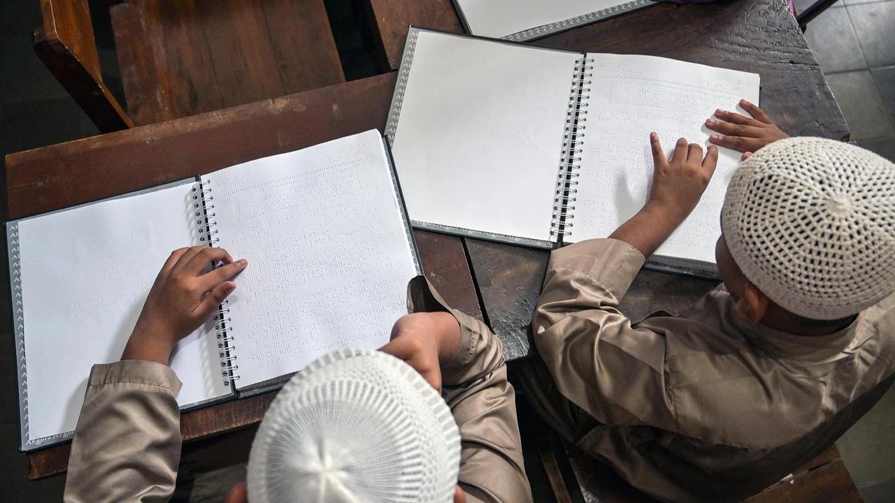 FOTO: Semangat Siswa Tunanetra Pelajari Al Quran Braille di Bulan Ramadan