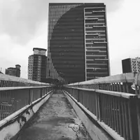 Beberapa hal berikut ini juga kerap dijumpai di JPO (Jembatan Penyeberangan Orang). (Via: instagram.com/bidikjalan_documentary)