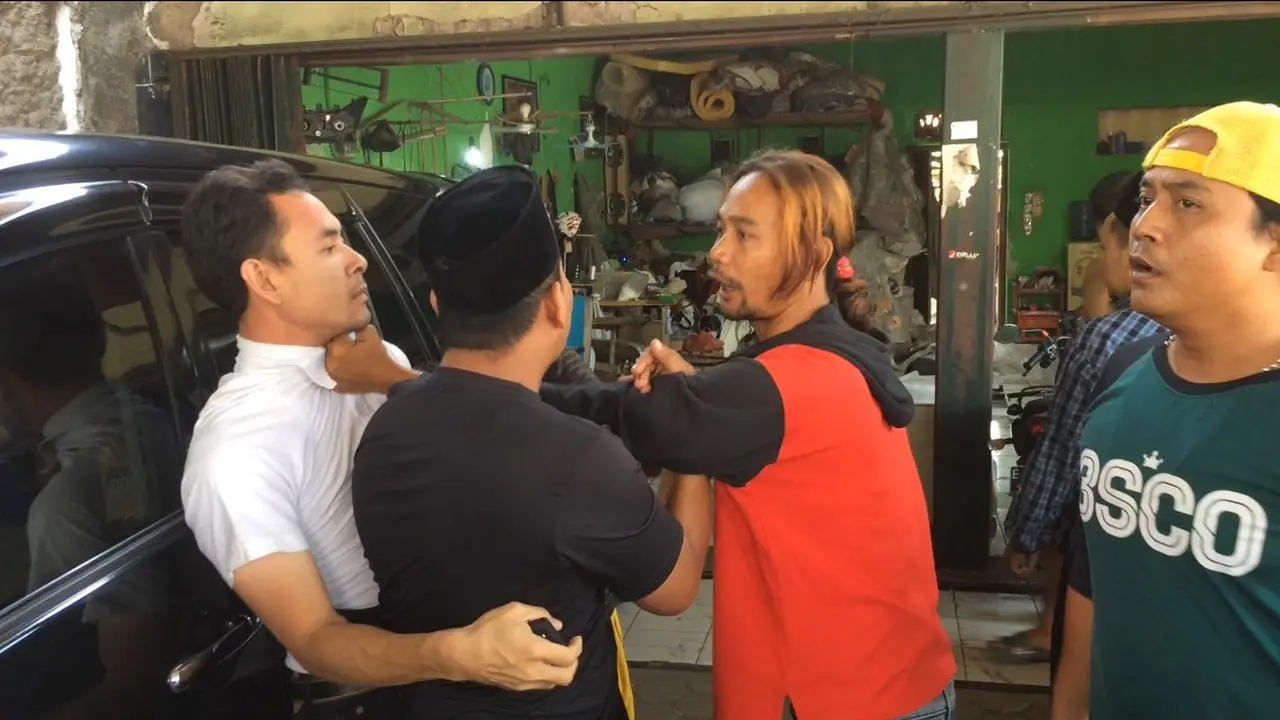 Sopir Angkot Cirebon Pukuli Pria Diduga Sopir Taksi Online