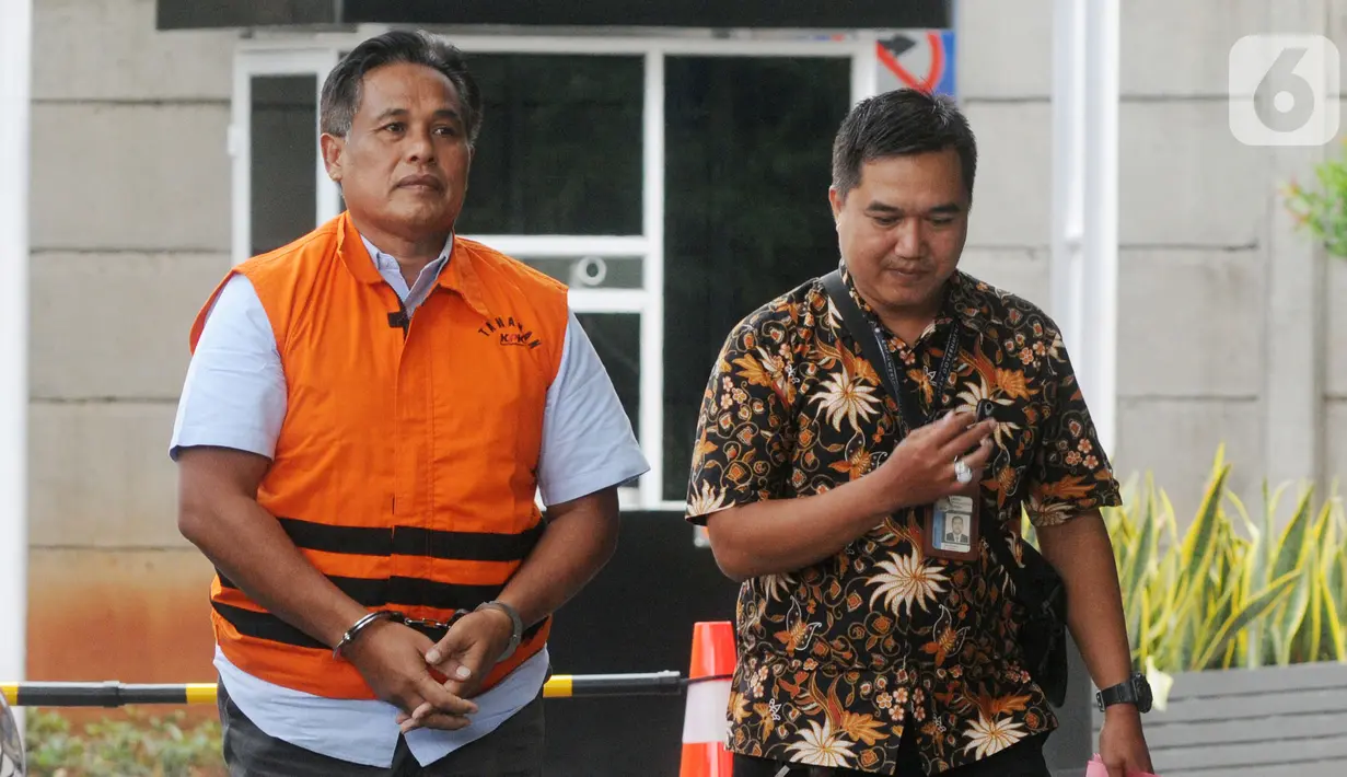 Direktur PT Harlis Tata Tahta Hartoyo (kiri) tiba di Gedung KPK, Jakarta, Senin (4/11/2019). Hartoyo diperiksa sebagai tersangka penyuap terkait pengadaan proyek jalan di Provinsi Kalimantan Timur tahun 2018-2019. (merdeka.com/Dwi Narwoko)