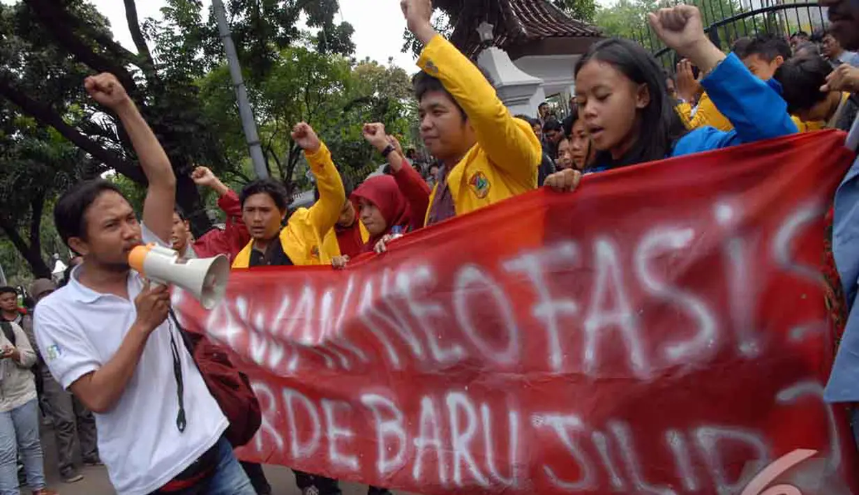 Para peserta diskusi yang banyak dihadiri kalangan mahasiswa langsung berunjuk rasa, Jakarta, Selasa (24/06/2014) (Liputan6.com/Faisal R Syam)