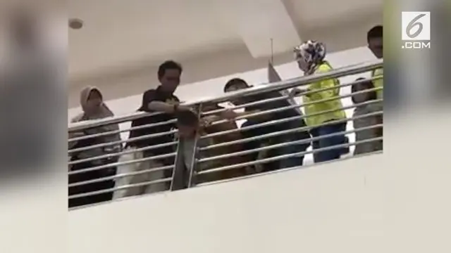 Rekaman video kepala anak tersangkut di pagar.