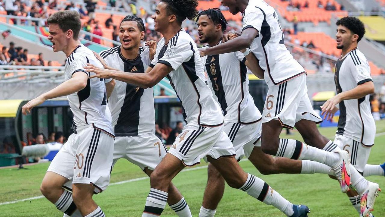 Timnas Jerman U-17 tampil menggila saat menghadapi Venezuela U-17 dalam matchday ketiga Piala Dunia&nbsp;U-17 2023 di Jakarta International Stadium, Sabtu (18/11/2023). Pasukan Der Panzer menang tiga gol tanpa balas dalam duel tersebut.