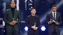 Virgil van Dijk (kiri), Lionel Messi (tengah), dan Kylian Mbappe berpose dengan trofi Men's World 11 pada Seremoni The Best FIFA Footbal Awards 2022 di Paris, Prancis, Senin (27/2/2023). Untuk pertama kalinya sejak Januari 2020, para tamu undangan dapat menghadiri acara tersebut secara lagnsung usai sebelumnya dilakukan via virtual akibat pandemi Covid-19. (AP Photo/Michel Euler)