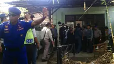 Senin (06/05/15) polisi melakukan rekonstruksi kasus pembunuhan Angeline. Meski bertemu saat rekonstruksi, Margriet Megawe dan Agustinus hanya saling pandang.