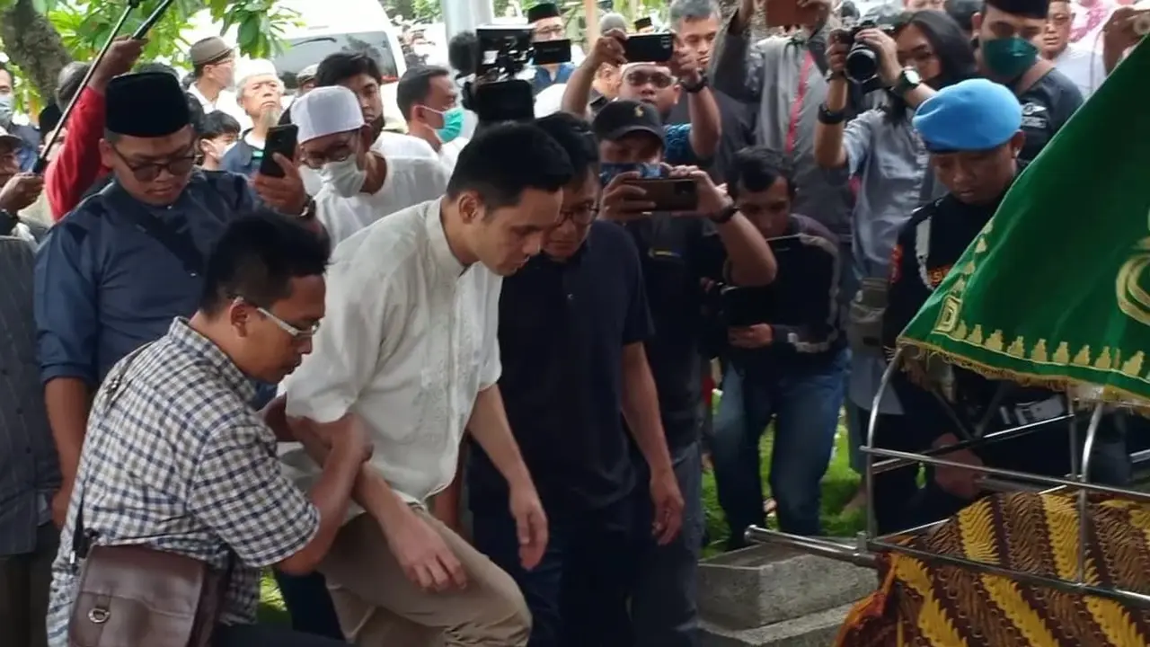 Ben Kasyafani di Pemakaman Jenazah Ayahanda