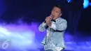 Penampilan Danang asal Indonesia dalam Grand Final D'Academy Asia 2015 di Studio 5 Indosiar, Jakarta, Senin (28/12). Malam puncak grand final D'Academy Asia akan digelar pada 29 Desember malam. (Liputan6.com/Herman Zakharia)
