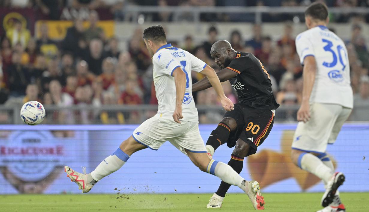 Pemain AS Roma, Romelu Lukaku, berusaha melepaskan tendangan saat melawan Frosinone pada laga pekan ketujuh Serie A 2023/2024 di Stadion Olimpico, Roma, Senin (02/10/2023). Gol pertama Roma dicetak Lukaku. Gol kedua I Lupi dihasilkan Lorenzo Pellegrini. (Alfredo Falcone/LaPresse via AP)